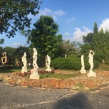 статуи в саду